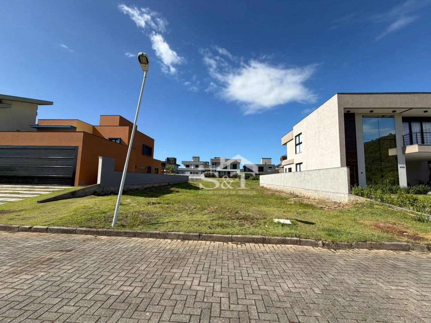 Lindo terreno plano pronto para construir em condomínio fechado e estruturado na Praia Dos Ingleses! — foto 3