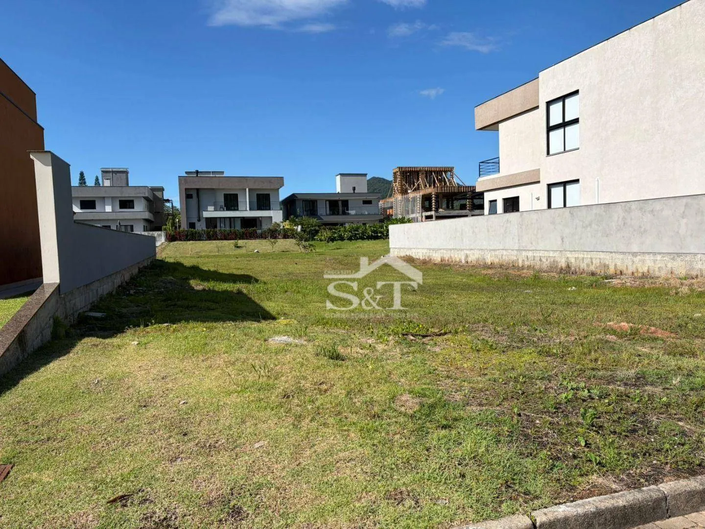 Lindo terreno plano pronto para construir em condomínio fechado e estruturado na Praia Dos Ingleses! — foto 5