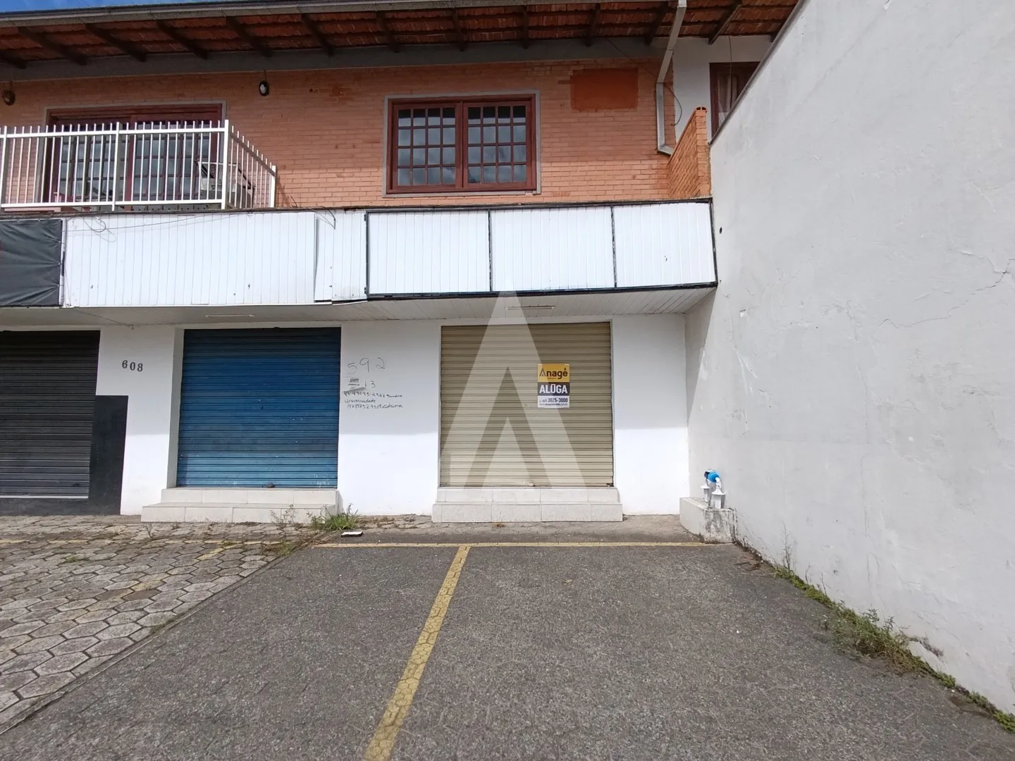 Sala comercial no bairro Itaum, com aproximadamente 30 m, composta por lavabo e vagas de estacionamento. - foto 1