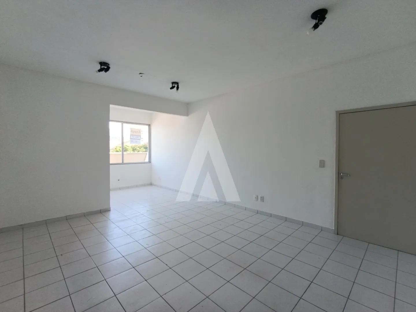 Sala Comercial no Centro de Joinville, Edifício com Elevador e Recepção — foto 5