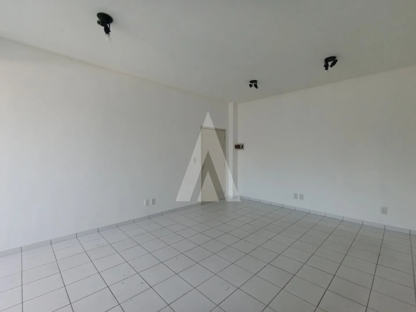 Sala Comercial no Centro de Joinville, Edifício com Elevador e Recepção — foto 6