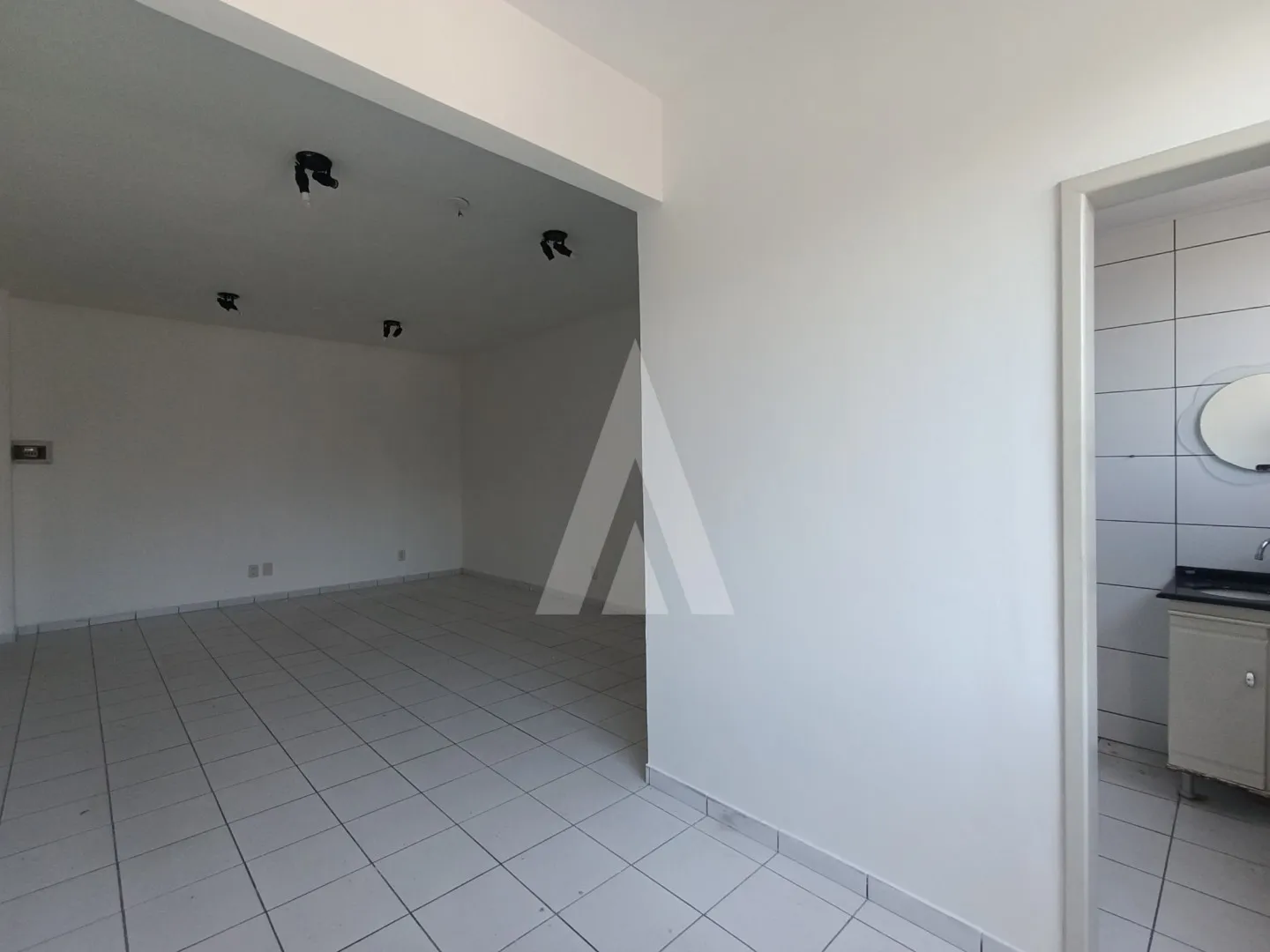 Sala Comercial no Centro de Joinville, Edifício com Elevador e Recepção — foto 7