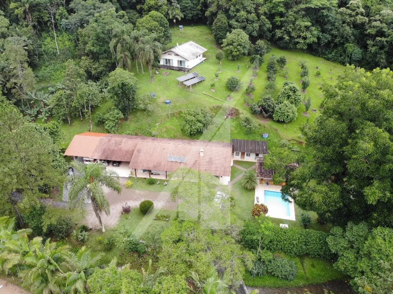 Linda propriedade com infra estrutura completa, localizado a 15 Km dos centros de Blumenau e Gaspar-SC. Apresenta terreno com área escriturada de 159.230,00 m2, aproximadamente 20.000,00 sem mata, altitude 150m. - foto 1