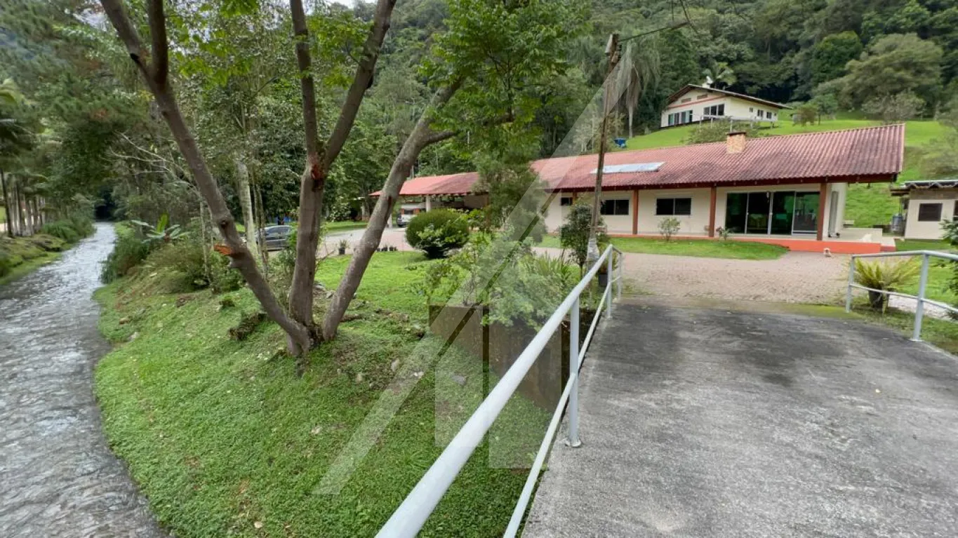 Linda propriedade com infra estrutura completa, localizado a 15 Km dos centros de Blumenau e Gaspar-SC. Apresenta terreno com área escriturada de 159.230,00 m2, aproximadamente 20.000,00 sem mata, altitude 150m. — foto 2