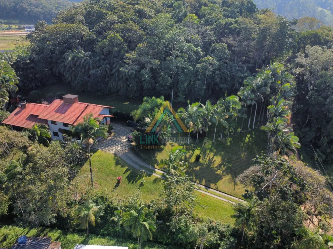 Casa de Alto Padrão na cidade de Rio do Cedros, com 700,00m de Área construída, edificada num terreno de 2.717,80m. — foto 2