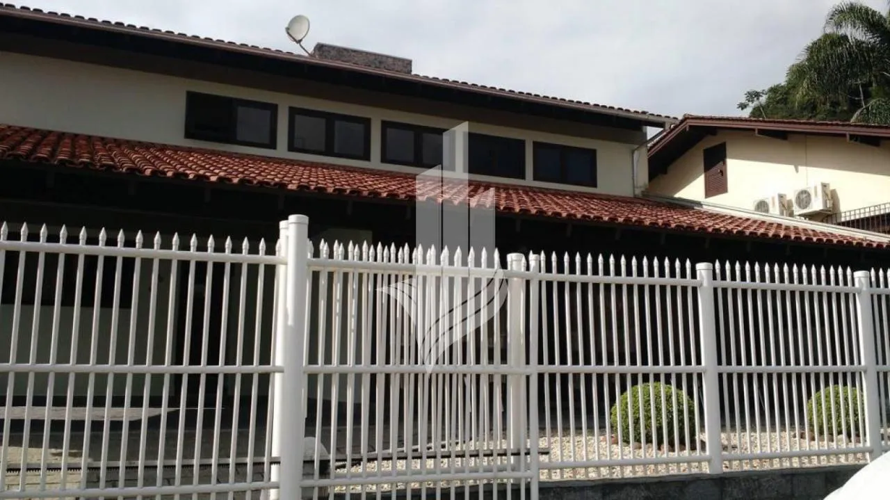 Excelente casa a venda no bairro Velha, com 630m de terreno com 270m de área construída. — foto 2