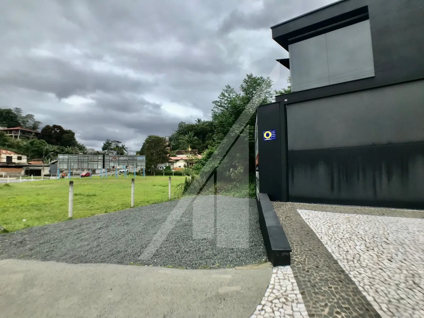 Belíssimo imóvel comercial para melhor atender seus clientes, ambiente amplo, moderno e sofisticado. Venha conhecer esse ótimo imóvel de 165 m, no bairro Itoupava Norte em Blumenau. — foto 3