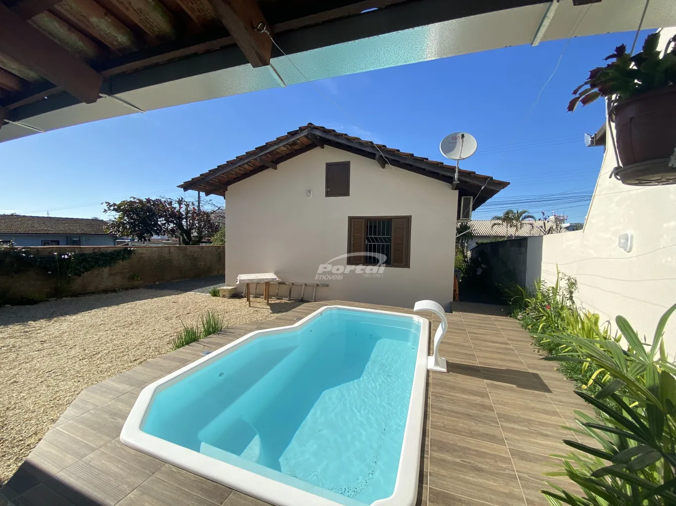 Casa com 3 dormitórios + edícula nos fundos e com piscina, no bairro Santo Antônio em Balneário Piçarras, a 1,5km da praia! — foto 3