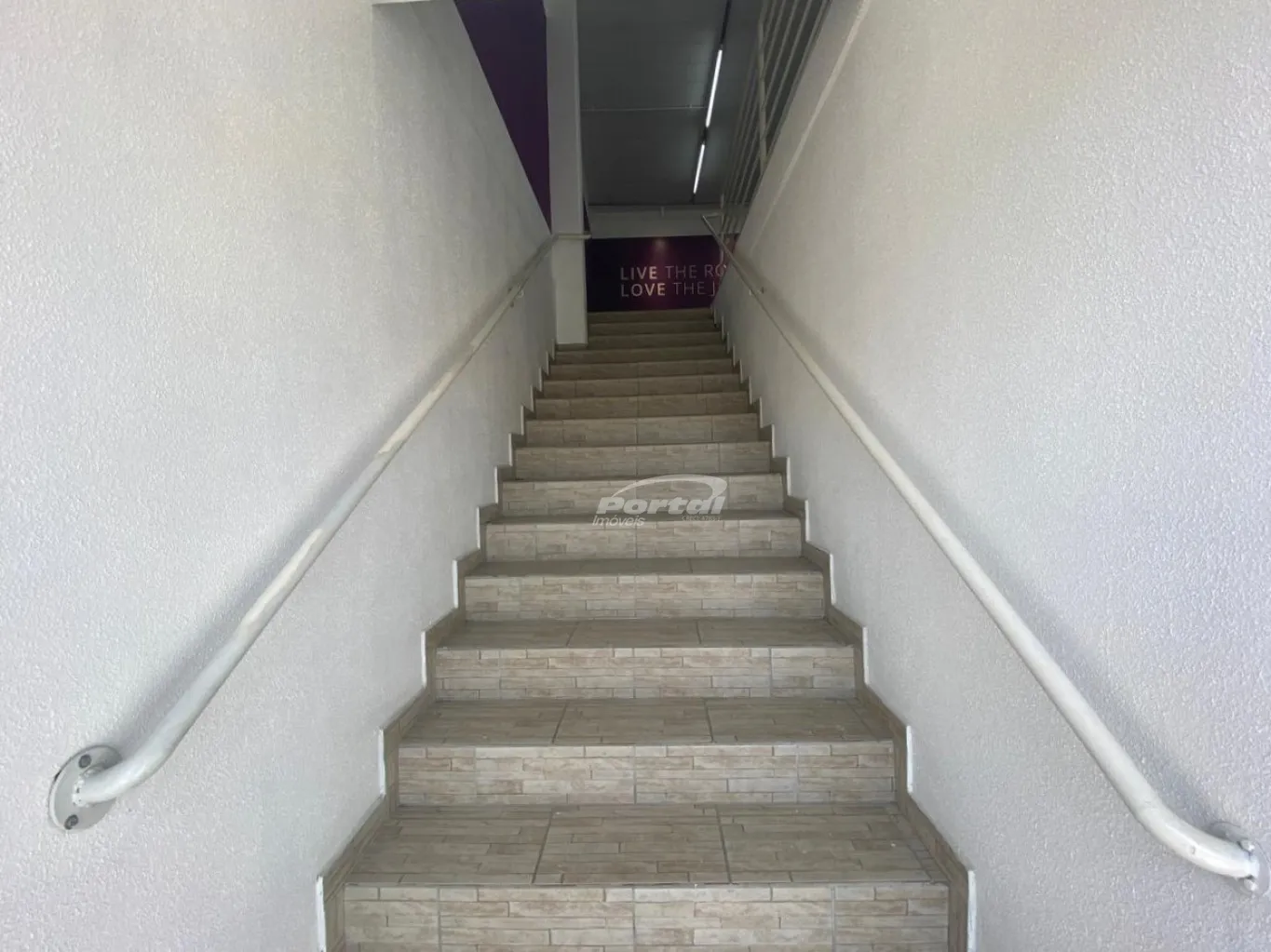 Excelente oportunidade para o seu negocio, sala comercial localizada na Itoupava Central. O imóvel com 400m, dividido entre recepção, 16 salas, cozinha, deposito, 02 banheiros divididos em masculino e feminino e amplo estacionamento que comportam 25 veiculos. — foto 7