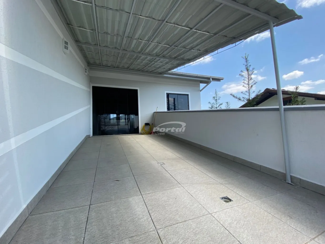 Linda casa geminada diferenciada e com design moderno. O imóvel fica no piso superior, com aproximadamente 100m, possui 03 dormitórios, sala de estar, cozinha, banheiro social, ampla sacada com churrasqueira, área de serviço, garagem coberta, é toda murada e - foto 1