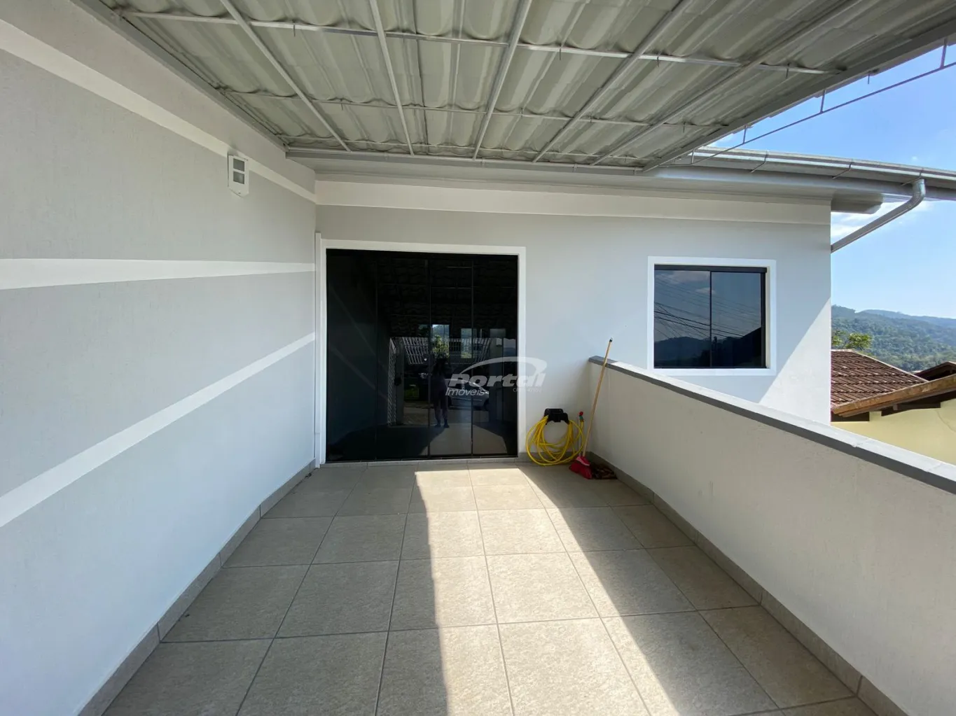 Linda casa geminada diferenciada e com design moderno. O imóvel fica no piso superior, com aproximadamente 100m, possui 03 dormitórios, sala de estar, cozinha, banheiro social, ampla sacada com churrasqueira, área de serviço, garagem coberta, é toda murada e — foto 3