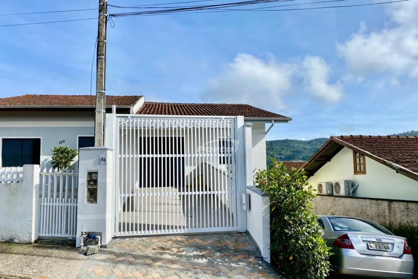 Linda casa geminada diferenciada e com design moderno. O imóvel fica no piso superior, com aproximadamente 100m, possui 03 dormitórios, sala de estar, cozinha, banheiro social, ampla sacada com churrasqueira, área de serviço, garagem coberta, é toda murada e — foto 4