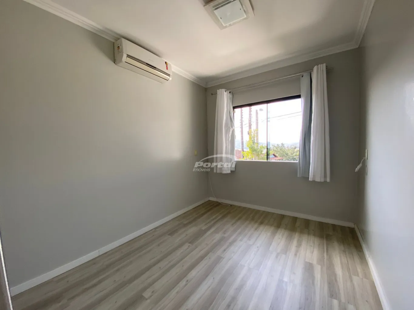 Linda casa geminada diferenciada e com design moderno. O imóvel fica no piso superior, com aproximadamente 100m, possui 03 dormitórios, sala de estar, cozinha, banheiro social, ampla sacada com churrasqueira, área de serviço, garagem coberta, é toda murada e — foto 5