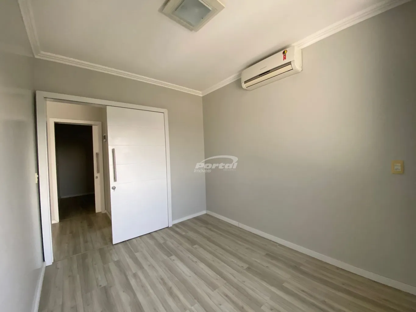 Linda casa geminada diferenciada e com design moderno. O imóvel fica no piso superior, com aproximadamente 100m, possui 03 dormitórios, sala de estar, cozinha, banheiro social, ampla sacada com churrasqueira, área de serviço, garagem coberta, é toda murada e — foto 6