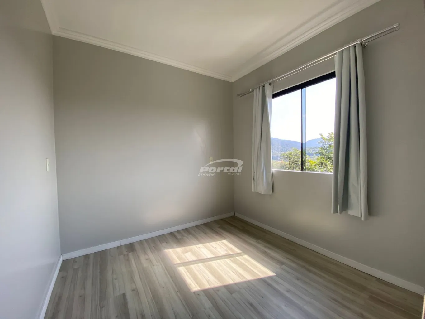 Linda casa geminada diferenciada e com design moderno. O imóvel fica no piso superior, com aproximadamente 100m, possui 03 dormitórios, sala de estar, cozinha, banheiro social, ampla sacada com churrasqueira, área de serviço, garagem coberta, é toda murada e — foto 7