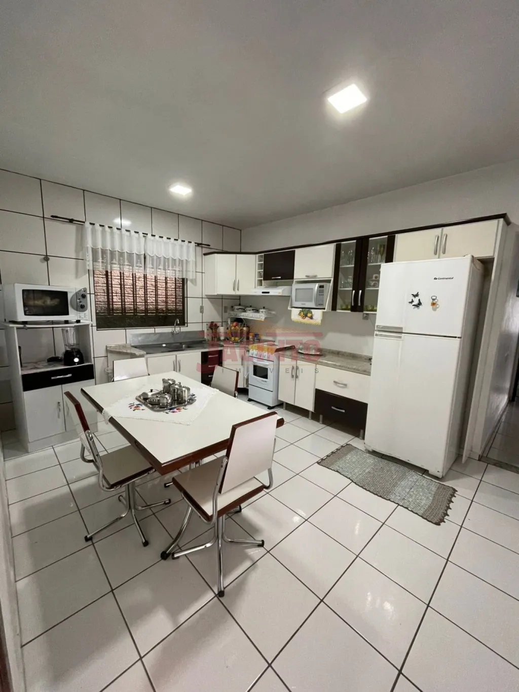Casa ampla, em rua tranquila, contendo 3 dormitórios, 2 vagas cobertas e área de festas com churrasqueira no segundo piso mais 2 dormitórios. — foto 3