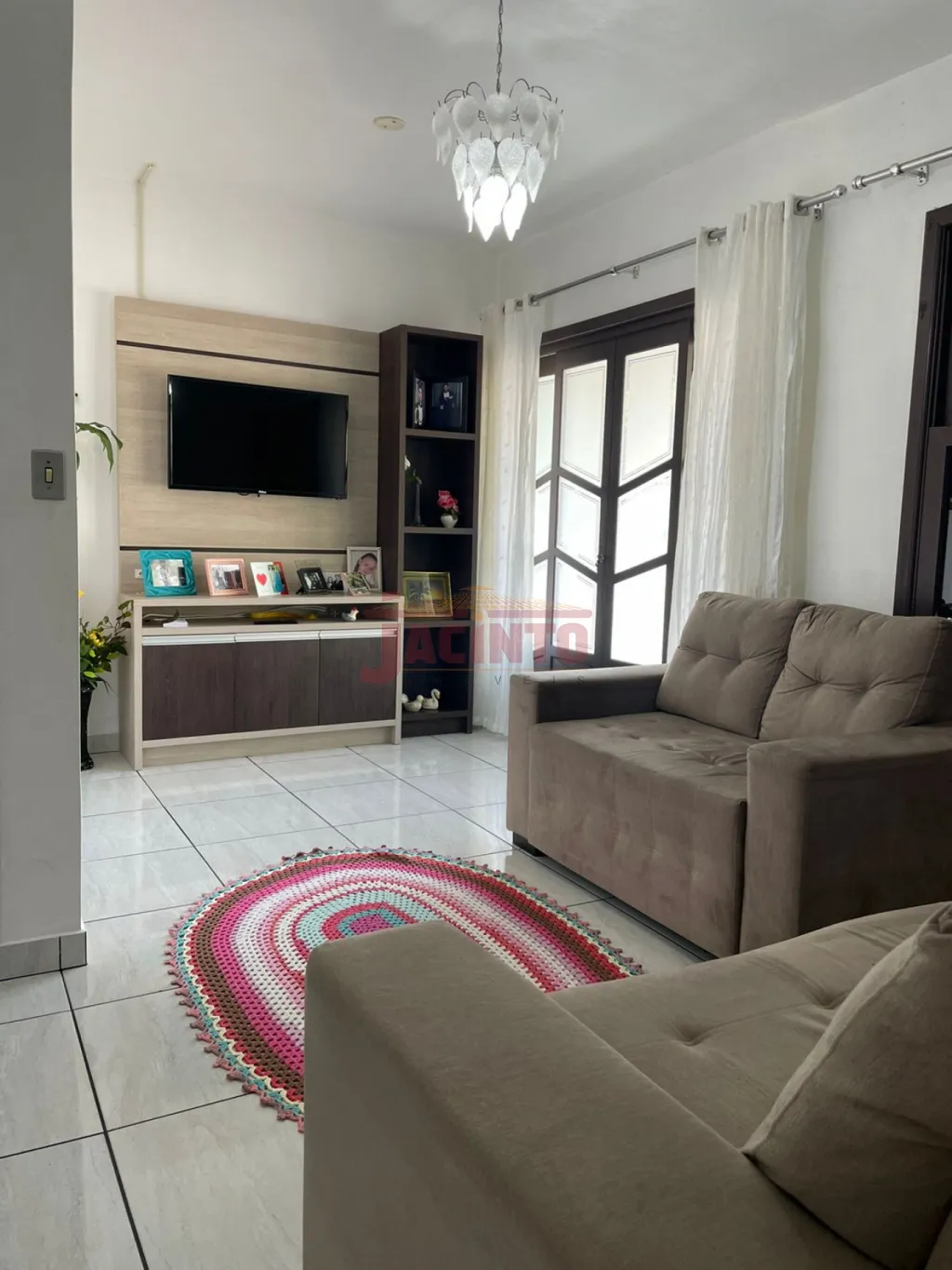 Casa ampla, em rua tranquila, contendo 3 dormitórios, 2 vagas cobertas e área de festas com churrasqueira no segundo piso mais 2 dormitórios. — foto 5