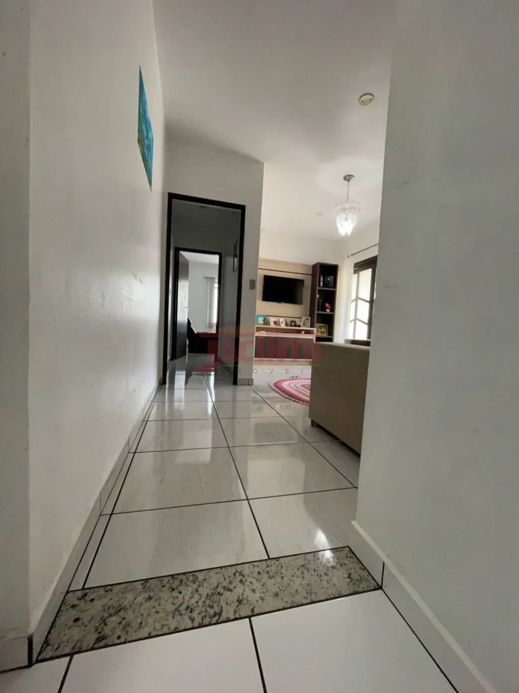 Casa ampla, em rua tranquila, contendo 3 dormitórios, 2 vagas cobertas e área de festas com churrasqueira no segundo piso mais 2 dormitórios. — foto 6
