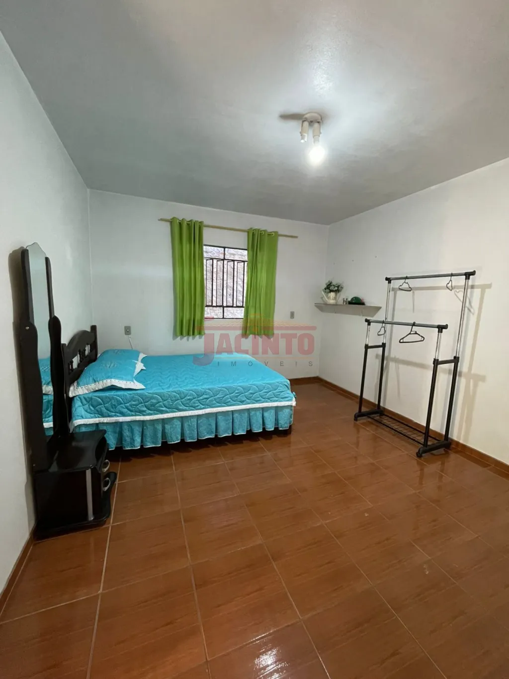 Casa ampla, em rua tranquila, contendo 3 dormitórios, 2 vagas cobertas e área de festas com churrasqueira no segundo piso mais 2 dormitórios. — foto 7