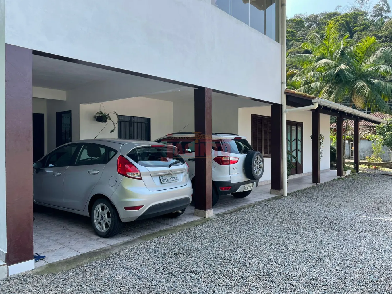 Casa ampla, em rua tranquila, contendo 3 dormitórios, 2 vagas cobertas e área de festas com churrasqueira no segundo piso mais 2 dormitórios. - foto 1