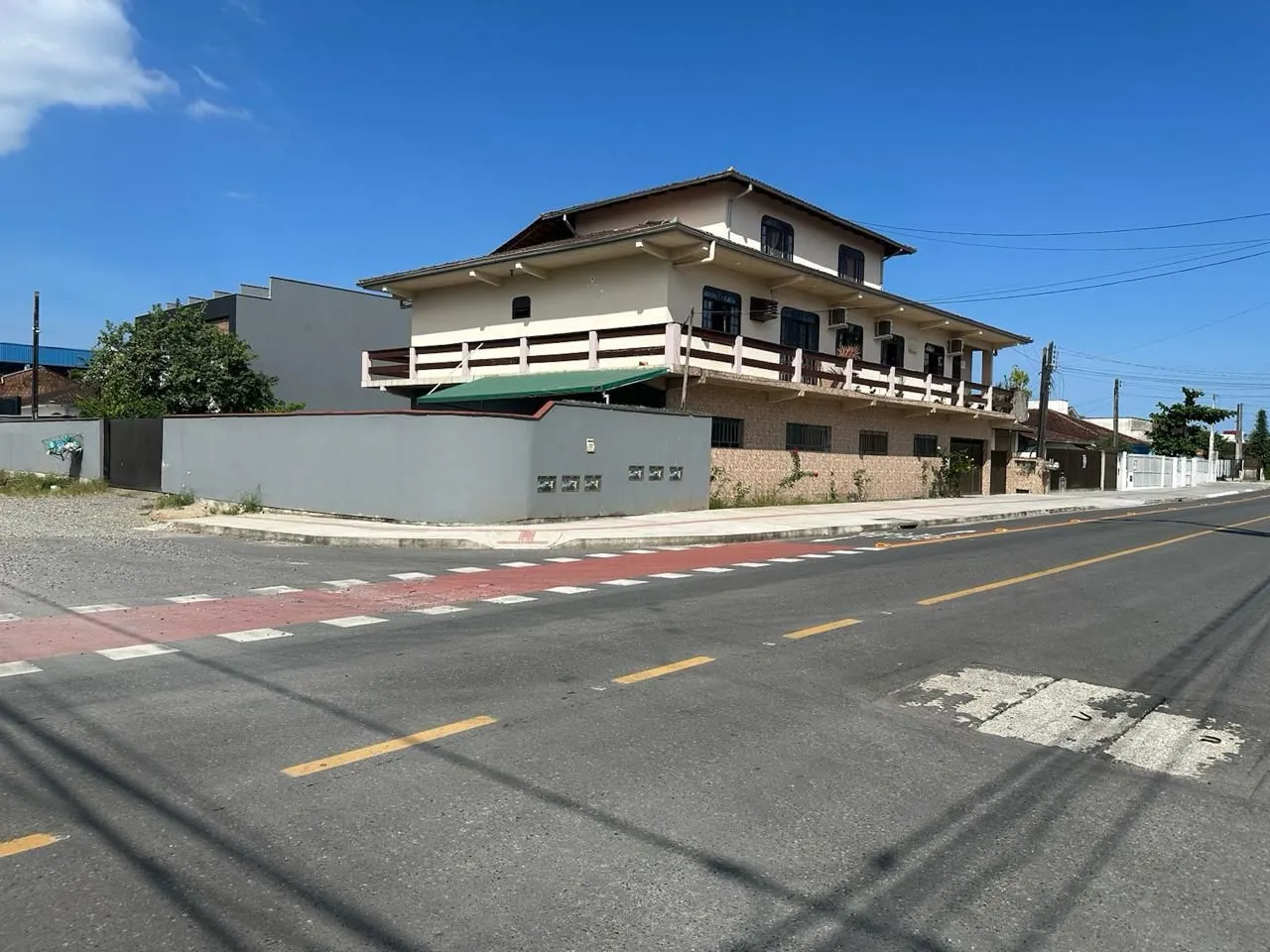 Predio Residencial C/Aprox.550m2 C/06Aptos e Terreno C/Area de 861m2 No Bairro Aventureiro! - foto 1