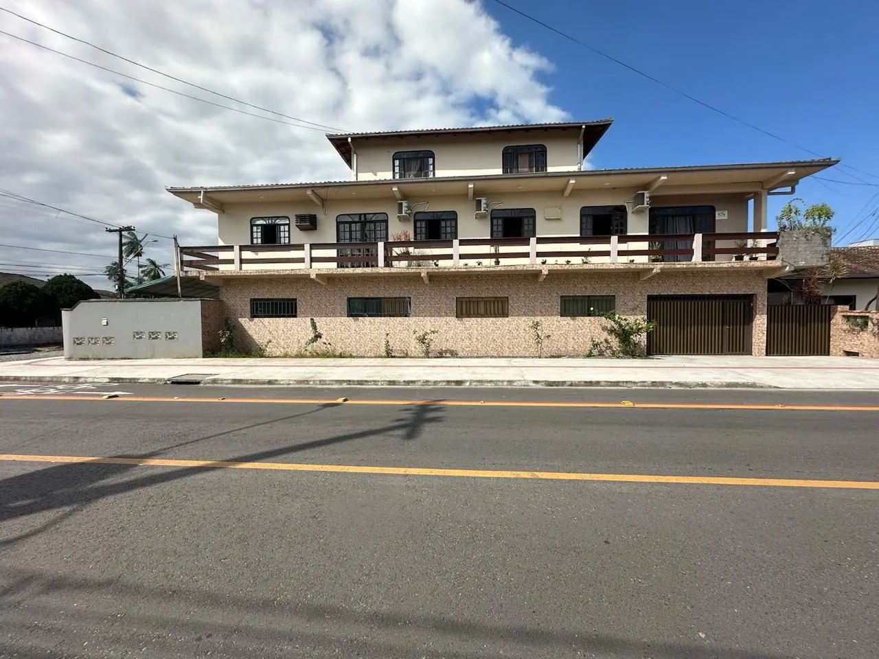 Predio Residencial C/Aprox.550m2 C/06Aptos e Terreno C/Area de 861m2 No Bairro Aventureiro! — foto 2