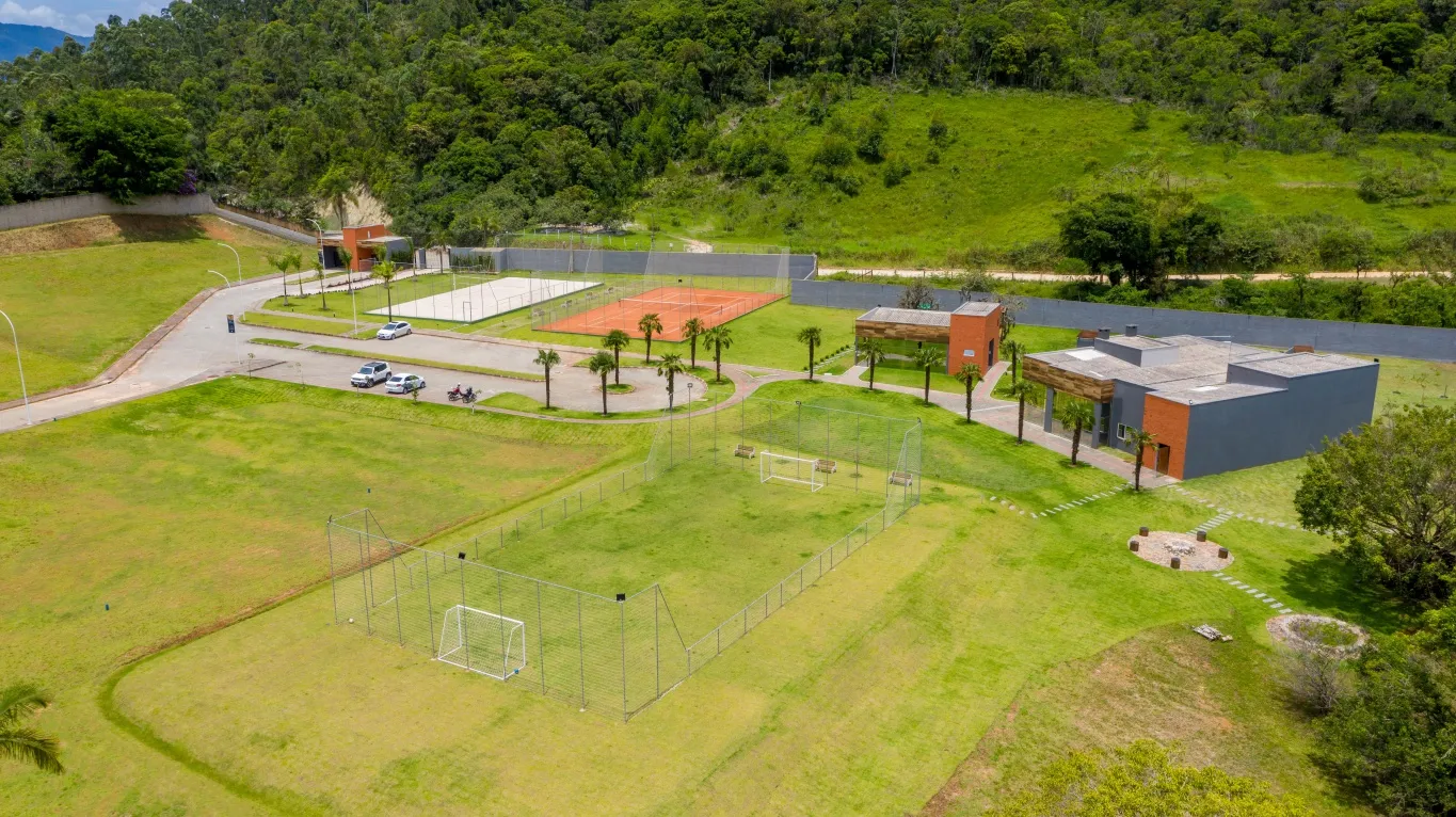 CONDOMÍNIO RESIDENCIAL DE CASAS DE CAMPO Os catarinenses descobrem como adotar o estilo de vida tranquilo do campo com a mordomia de um condomínio, sem abrir mão da conveniência da cidade. Os Lotes de 600 a 2400m, são ideais para sua chácara ou casa de campo. — foto 3