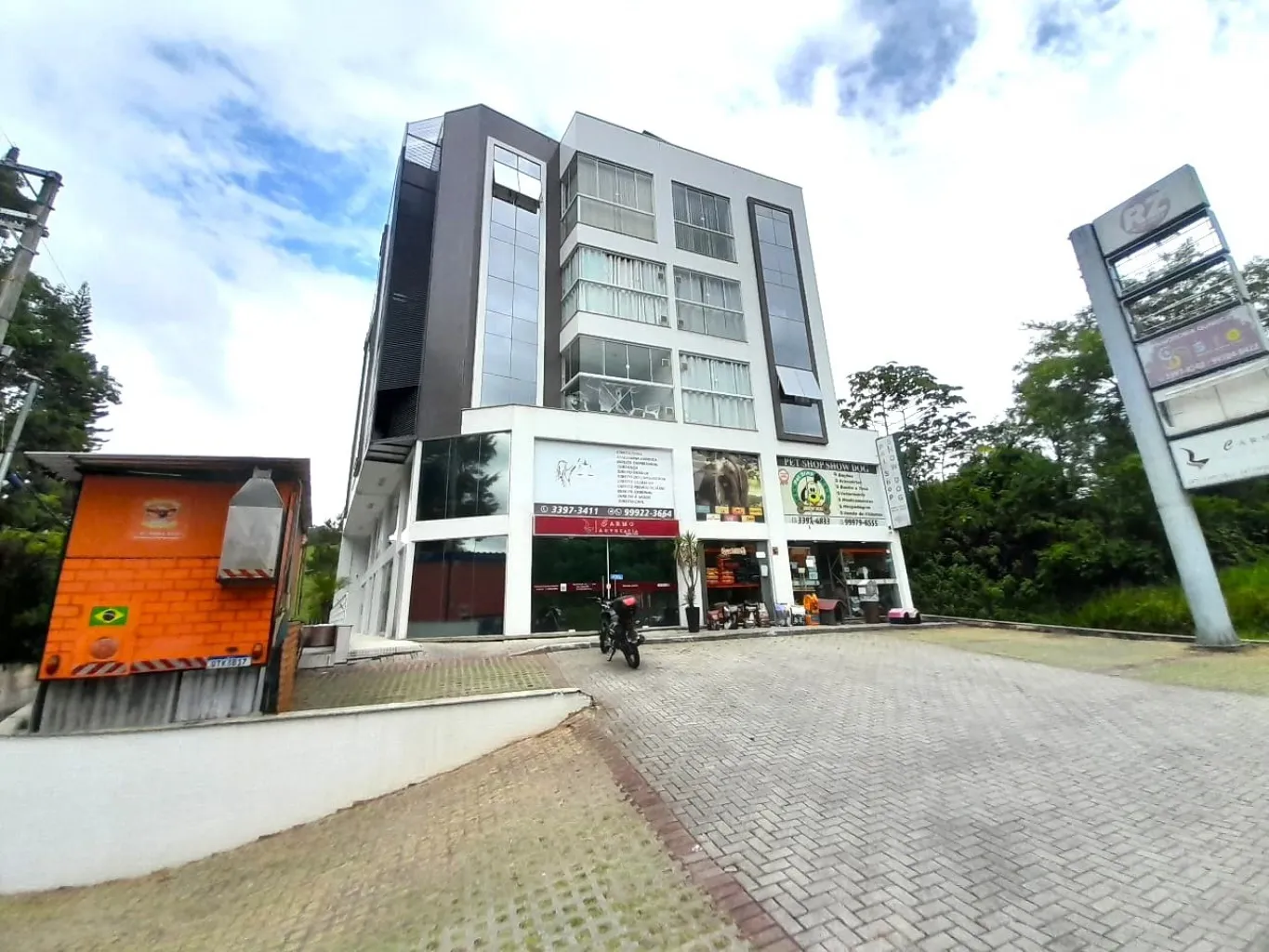Sala térrea comercial com pé-direito alto disponível para locação no bairro Bela Vista - Gaspar/SC - foto 1