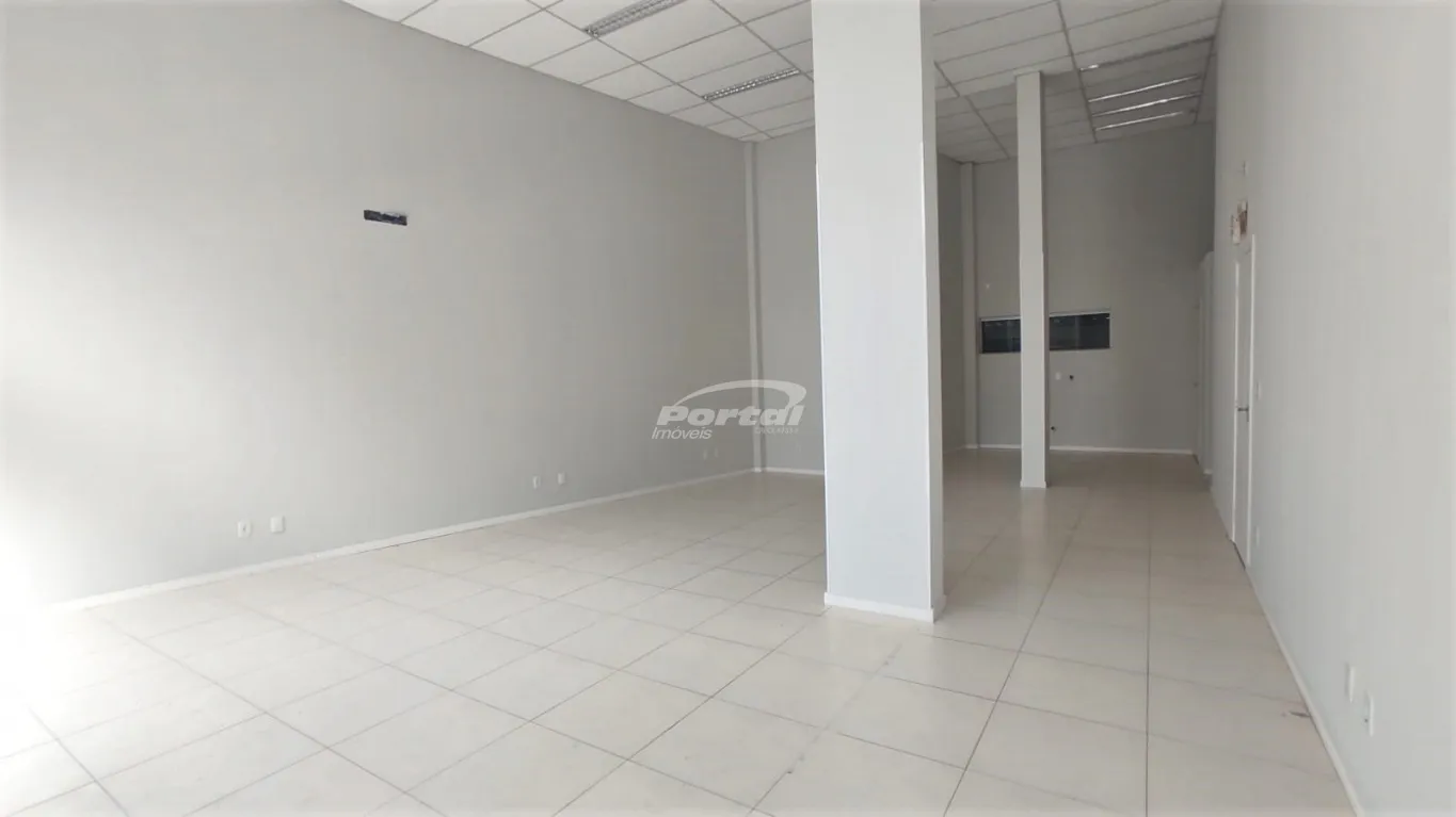 Sala térrea comercial com pé-direito alto disponível para locação no bairro Bela Vista - Gaspar/SC — foto 2
