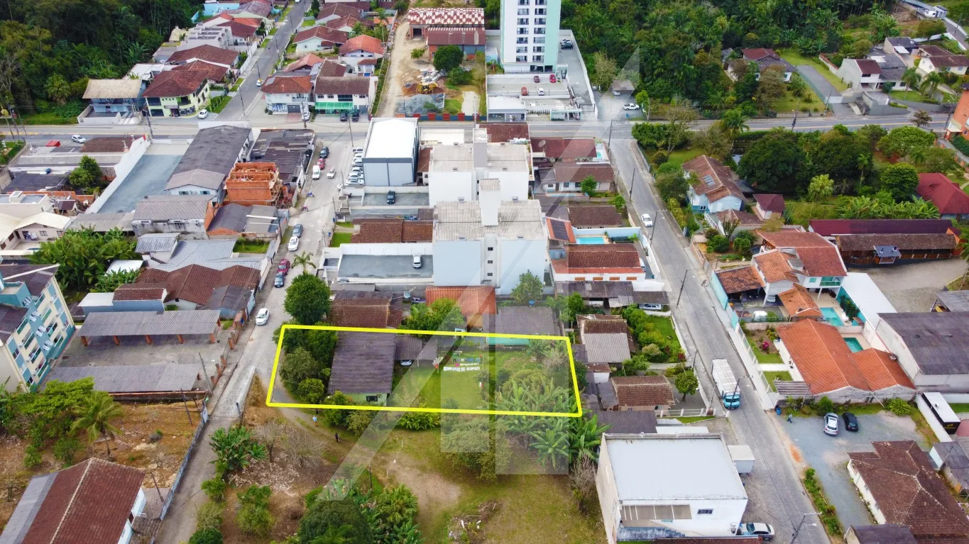 Opção para investimento! Terreno ZR2 com casa de madeira. Muito bem localizado no bairro Escola Agrícola, em rua sem saída, nas imediações EBM Lúcio Esteves, CEDUP, supermercado, bancos e demais serviços. — foto 2