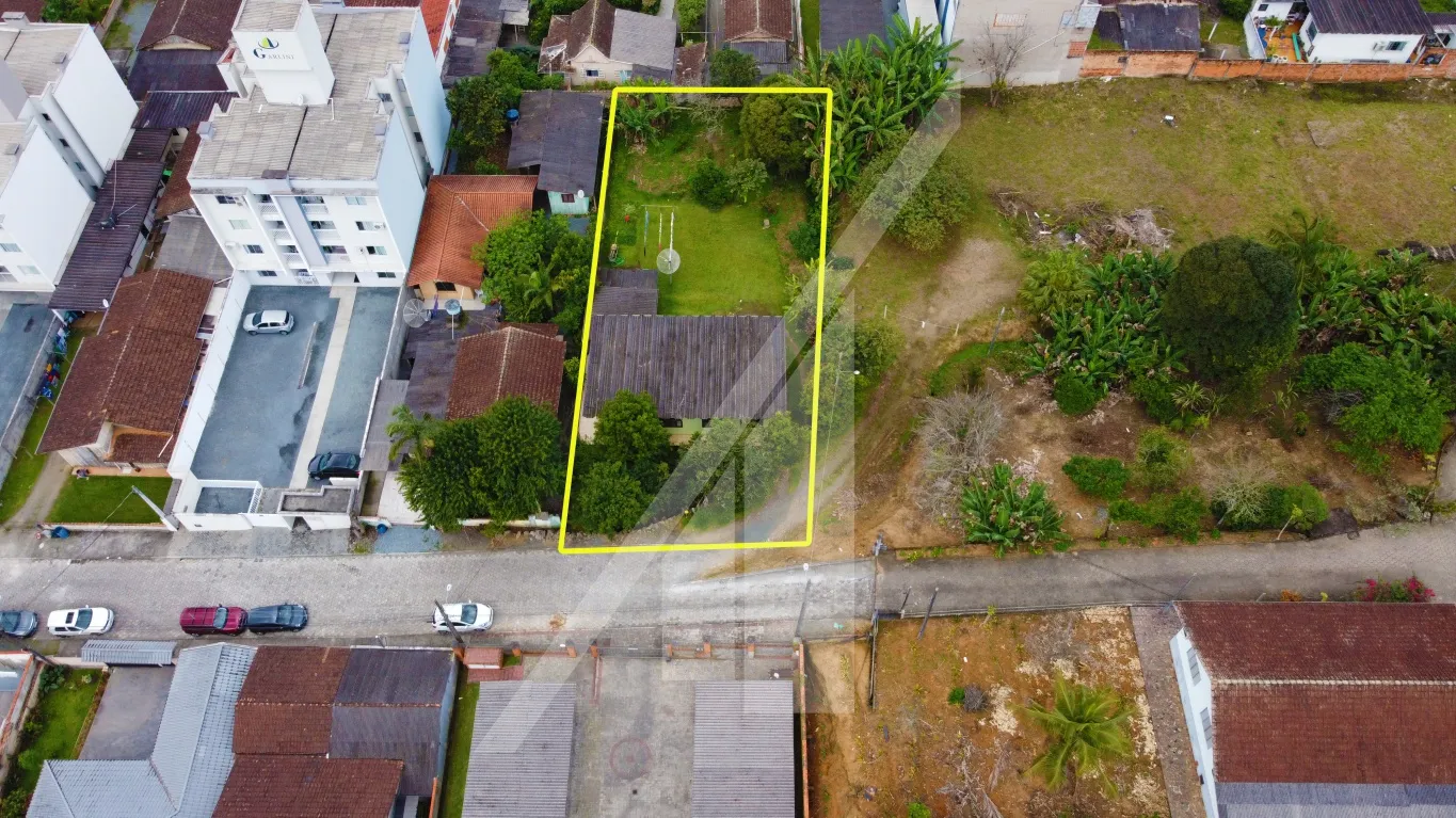Opção para investimento! Terreno ZR2 com casa de madeira. Muito bem localizado no bairro Escola Agrícola, em rua sem saída, nas imediações EBM Lúcio Esteves, CEDUP, supermercado, bancos e demais serviços. — foto 3