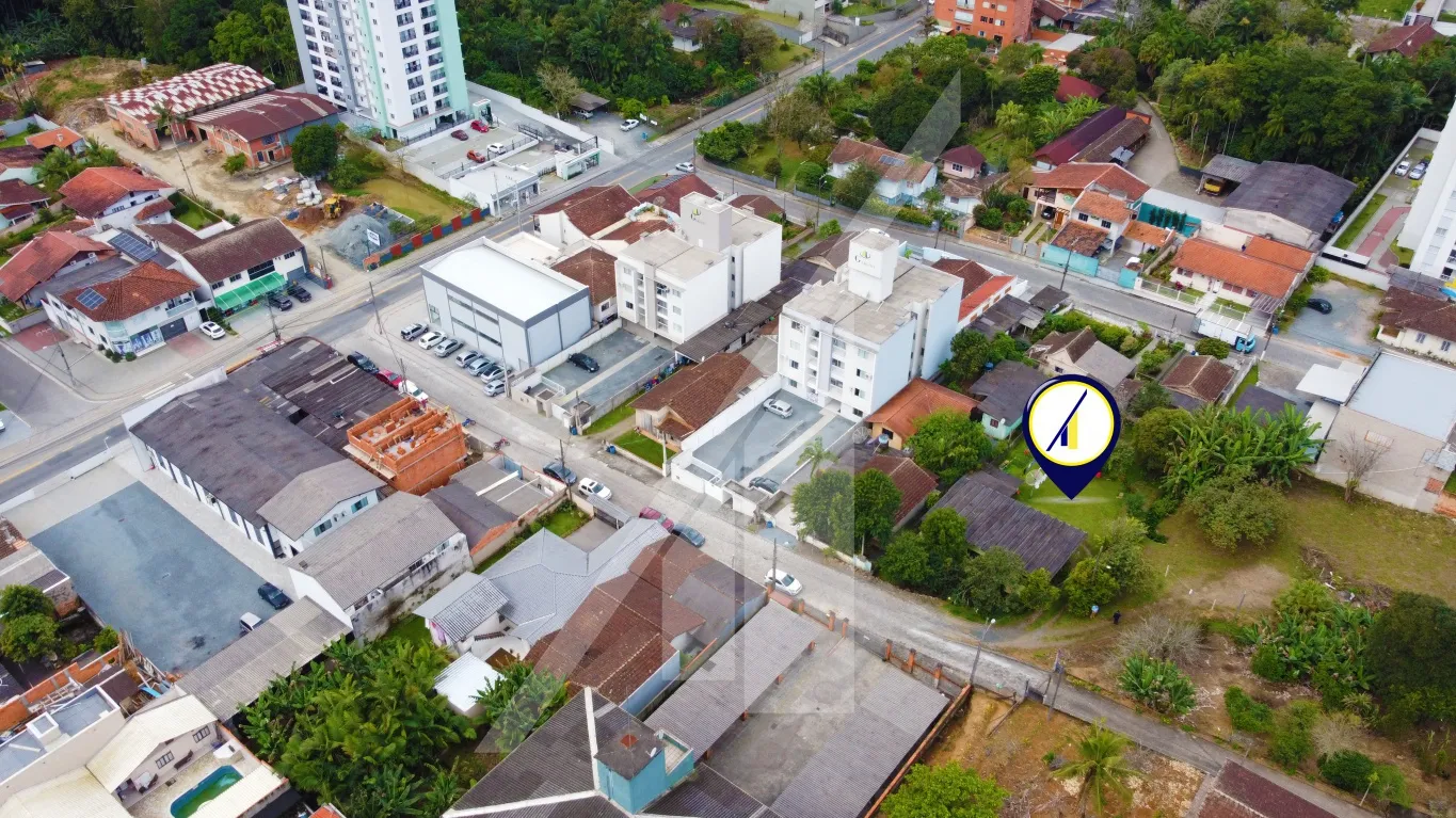 Opção para investimento! Terreno ZR2 com casa de madeira. Muito bem localizado no bairro Escola Agrícola, em rua sem saída, nas imediações EBM Lúcio Esteves, CEDUP, supermercado, bancos e demais serviços. — foto 4