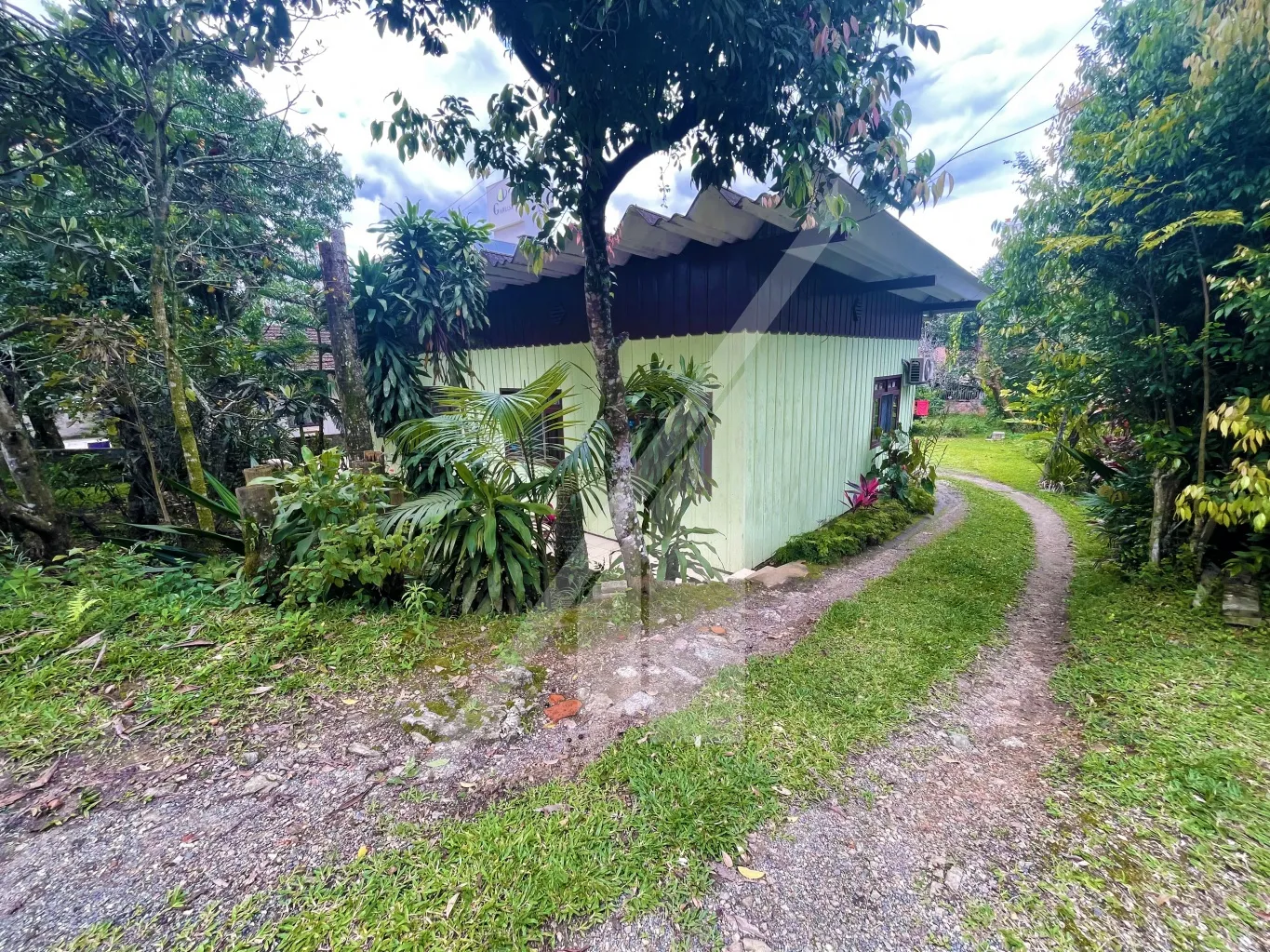 Opção para investimento! Terreno ZR2 com casa de madeira. Muito bem localizado no bairro Escola Agrícola, em rua sem saída, nas imediações EBM Lúcio Esteves, CEDUP, supermercado, bancos e demais serviços. — foto 5