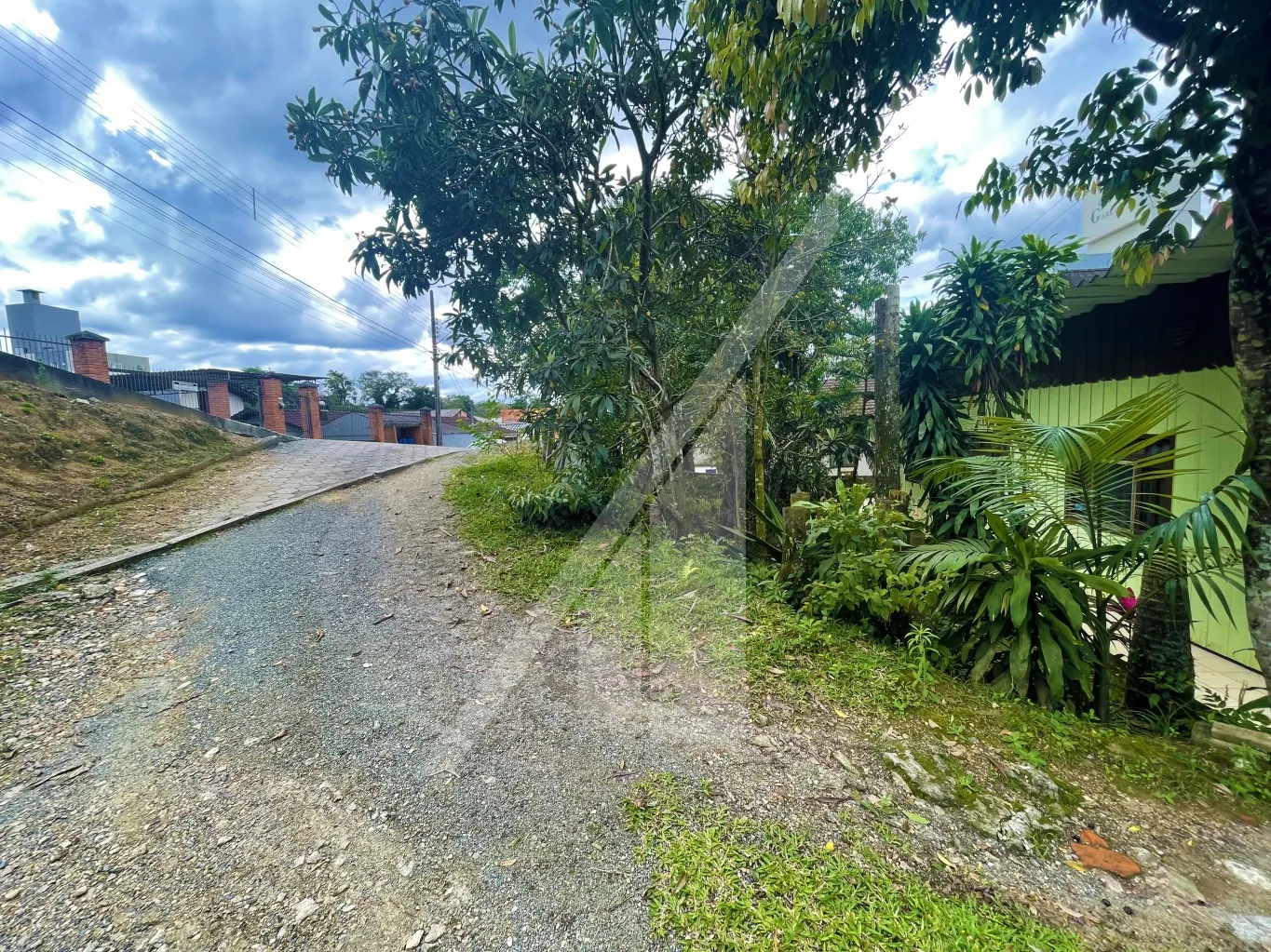 Opção para investimento! Terreno ZR2 com casa de madeira. Muito bem localizado no bairro Escola Agrícola, em rua sem saída, nas imediações EBM Lúcio Esteves, CEDUP, supermercado, bancos e demais serviços. — foto 6