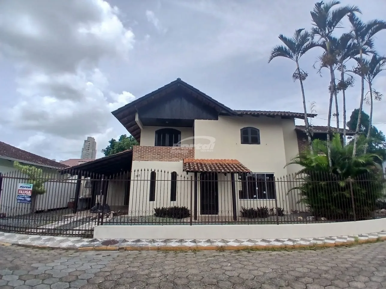 Casa 3 dormitórios, sendo 1 suíte, a 500 metros do mar no centro de Balneário Piçarras/SC (Cód. 13864) - foto 1