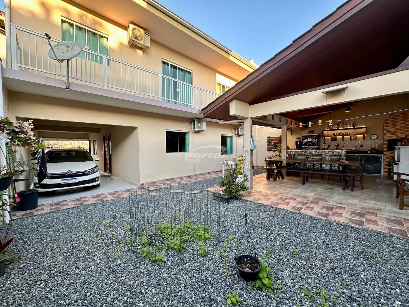 Casa com 6 dormitórios, sendo 1 suíte, a cerca de 250 metros do mar no centro de Penha/SC (Cód. 14708) — foto 2