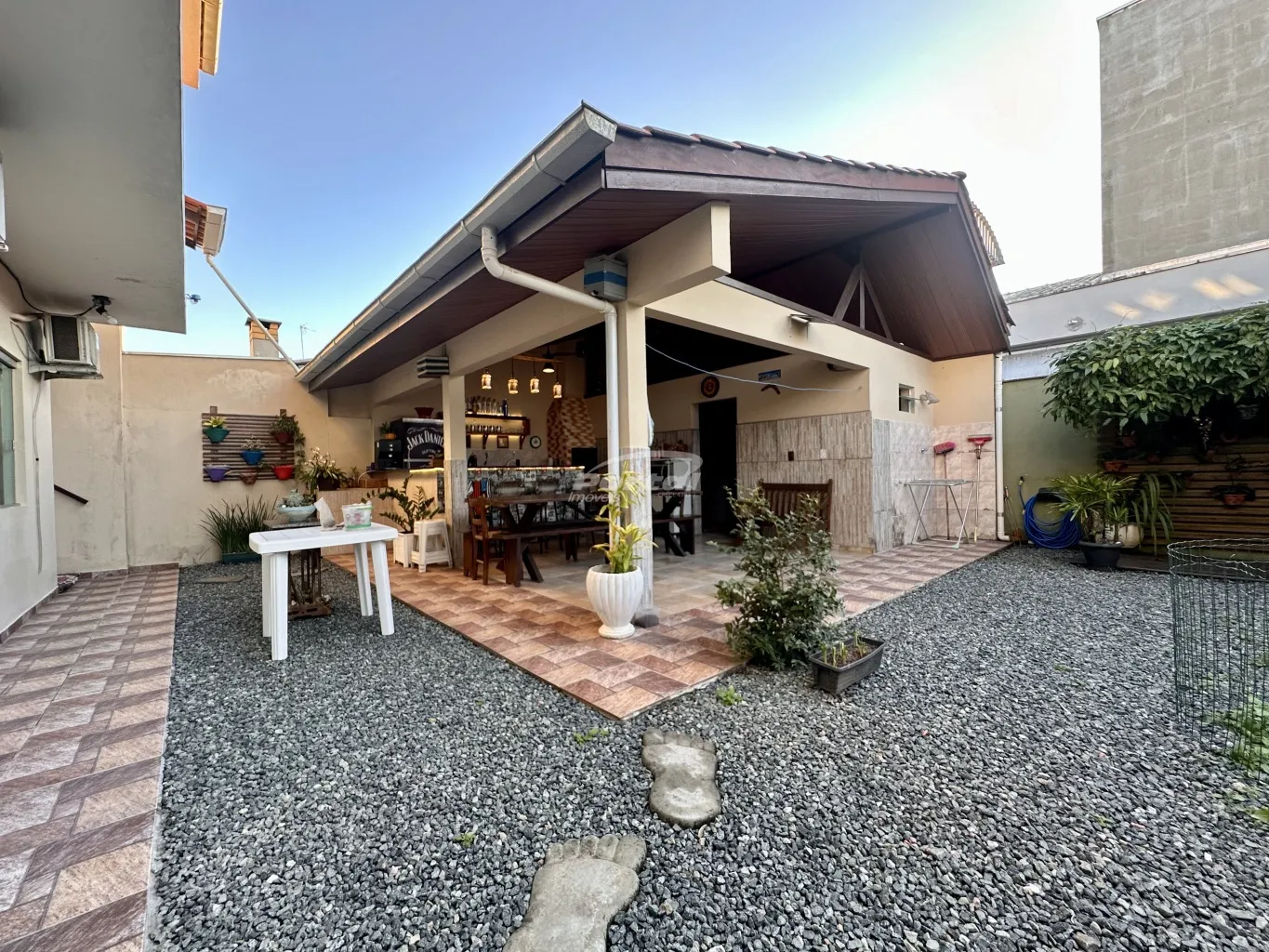 Casa com 6 dormitórios, sendo 1 suíte, a cerca de 250 metros do mar no centro de Penha/SC (Cód. 14708) — foto 3