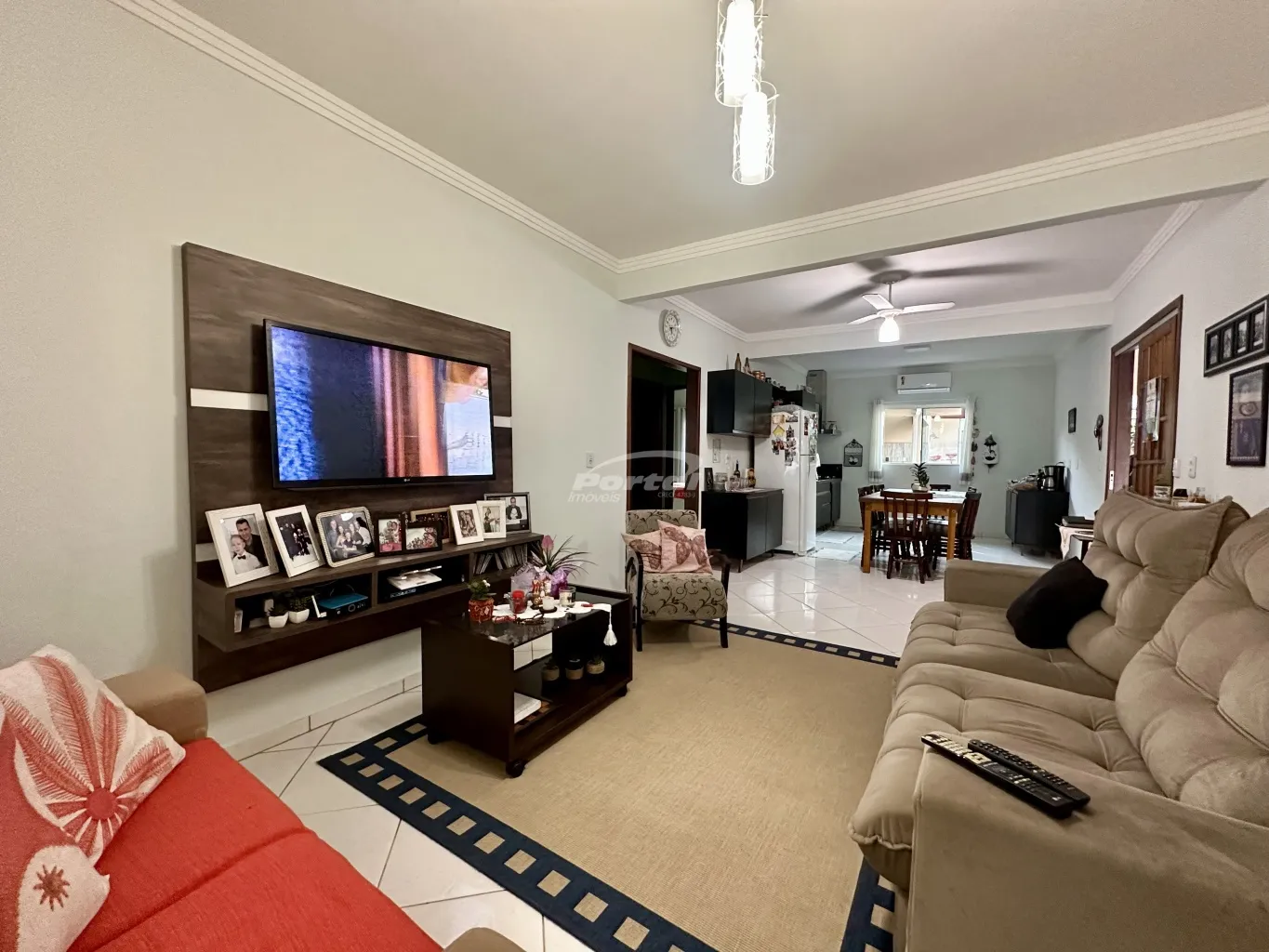 Casa com 6 dormitórios, sendo 1 suíte, a cerca de 250 metros do mar no centro de Penha/SC (Cód. 14708) — foto 4