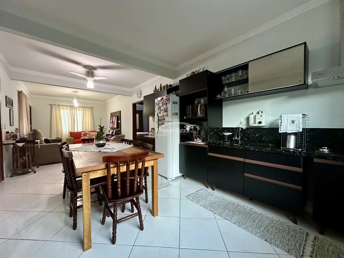 Casa com 6 dormitórios, sendo 1 suíte, a cerca de 250 metros do mar no centro de Penha/SC (Cód. 14708) — foto 6