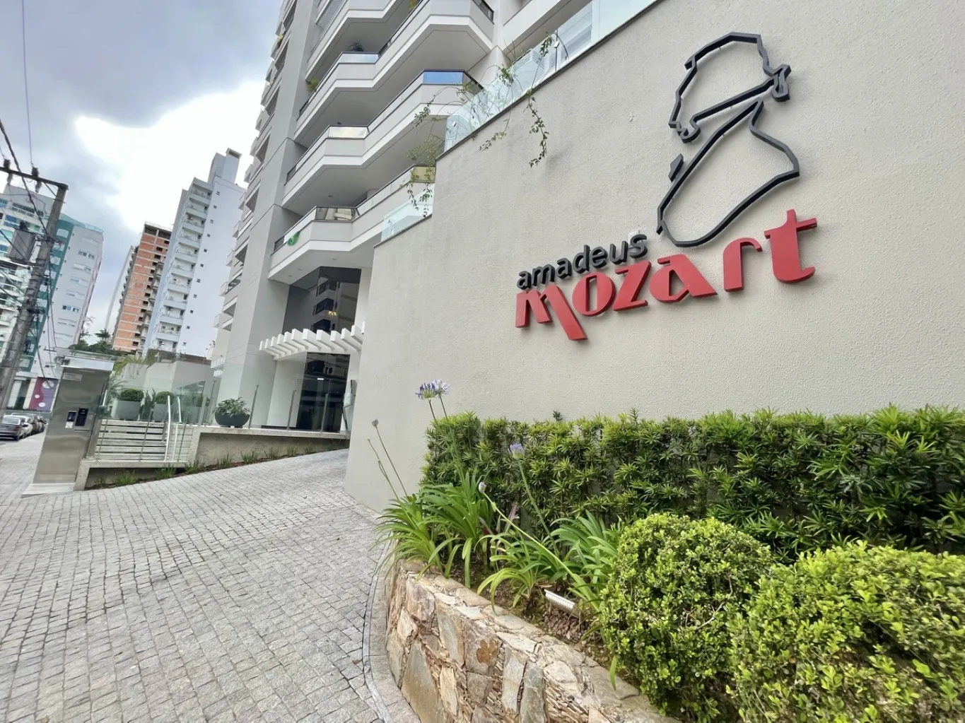 Apartamento de Alto Padrão com 04 Suítes, 4 vagas e Lazer Completo, no Ed. Amadeus Mozart, à Venda no bairro Jardim em Blumenau/SC — foto 2