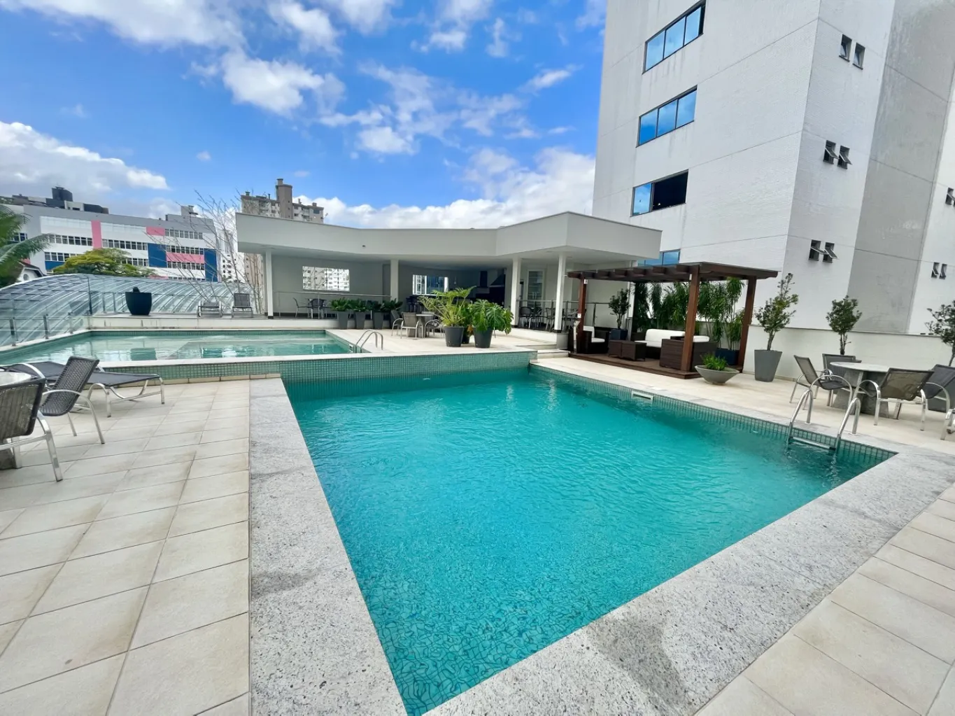 Apartamento de Alto Padrão com 04 Suítes, 4 vagas e Lazer Completo, no Ed. Amadeus Mozart, à Venda no bairro Jardim em Blumenau/SC — foto 4