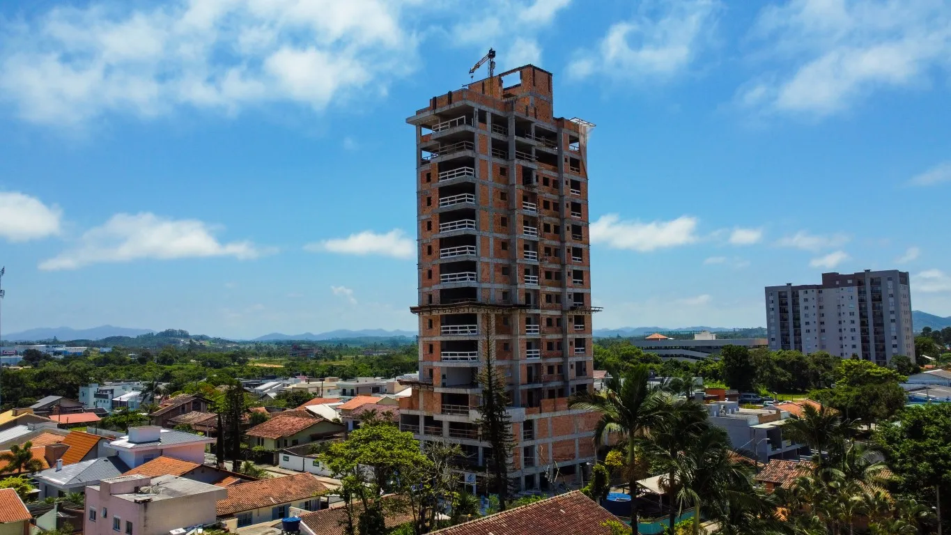 Apartamento com 3 suítes, sendo 2 demi, e duas vagas de garagem a 250 metros do mar no centro de Balneário Piçarras/SC (Cód. 14803) - foto 1