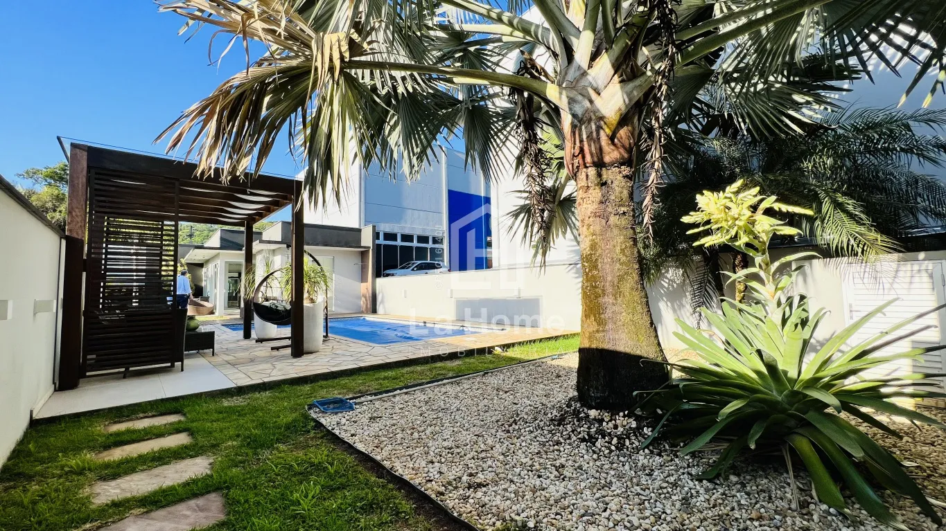 Imovel comercial e residencial disponivel para venda no bairro Agua Verde são 2 apartamentos + Mercado (pode ser feito 2 salas comerciais) + Salão de Festas - foto 1