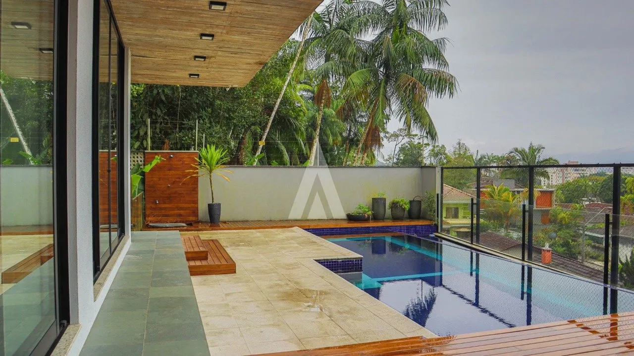 Sobrado com 3 suíte(s) mais 1 quarto(s) à venda no bairro América em Joinville, por R$ 3.900.000.00. - foto 1