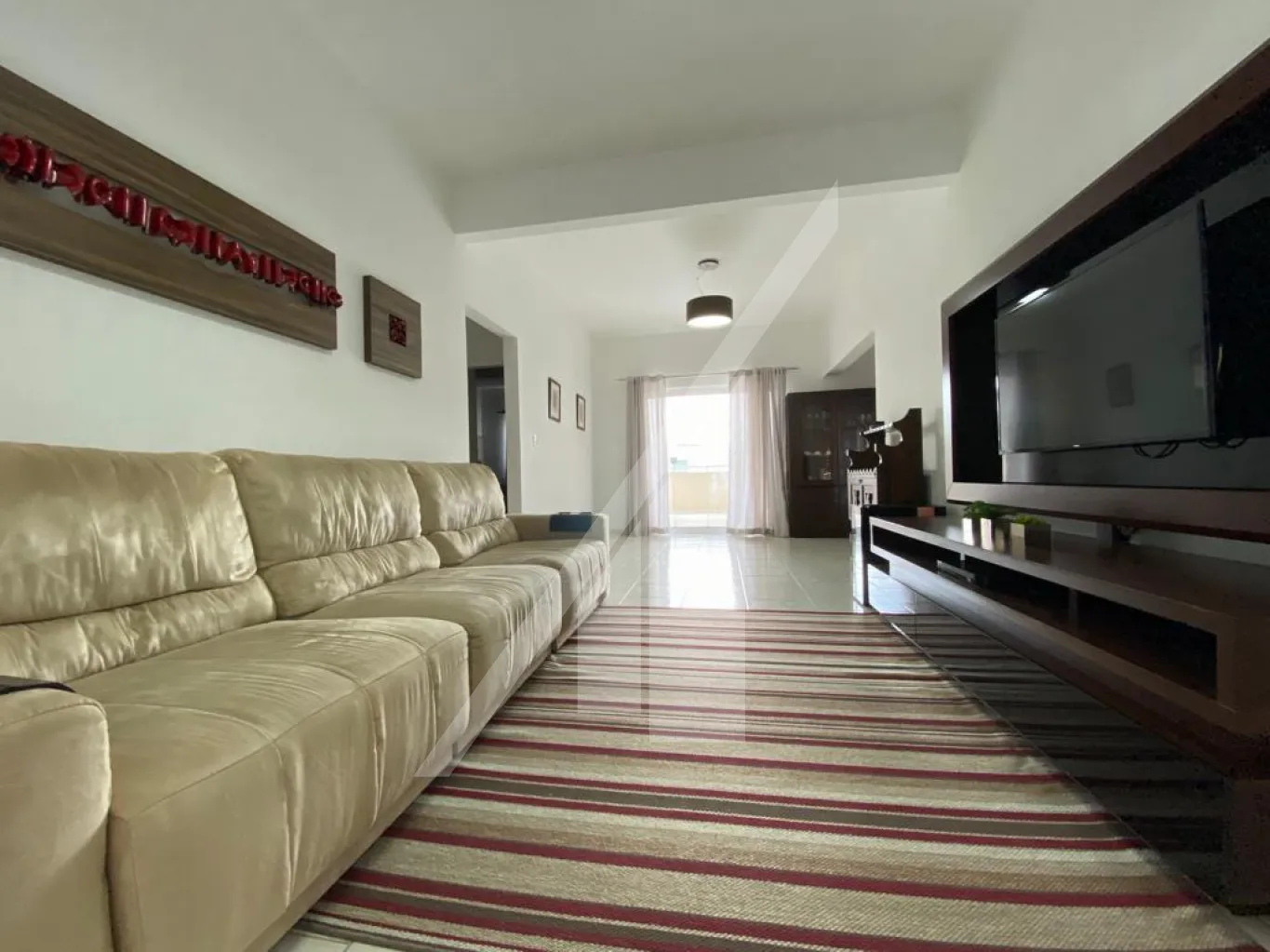 Prédio residencial com 01 apartamento e duas salas comerciais. - foto 1