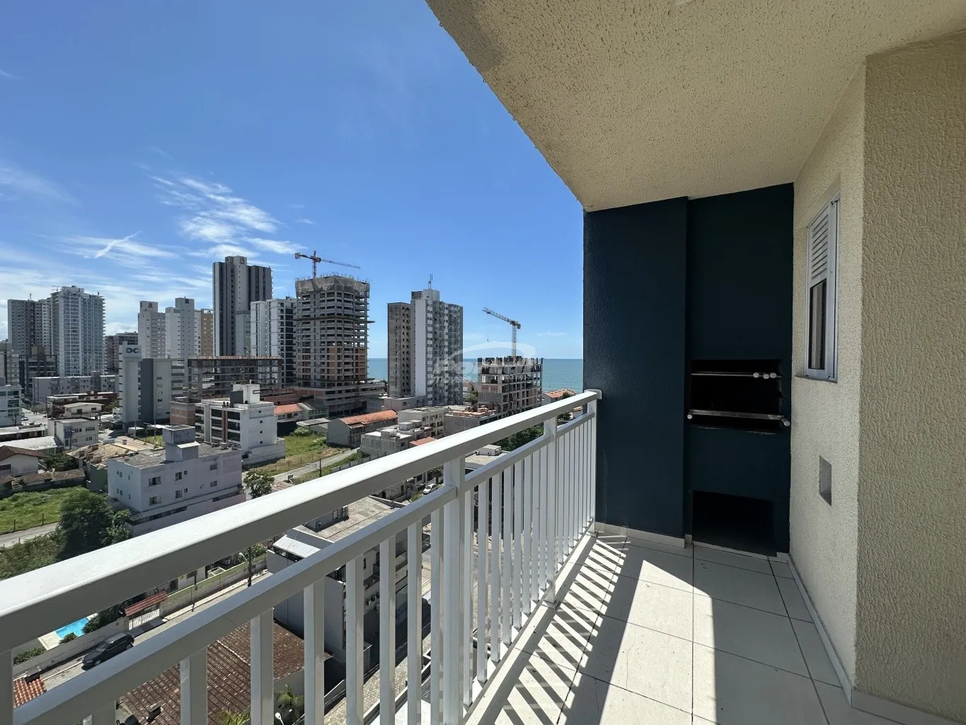 Apartamento com vista mar disponível para locação no bairro Centro, em Balneário Piçarras/SC. — foto 2