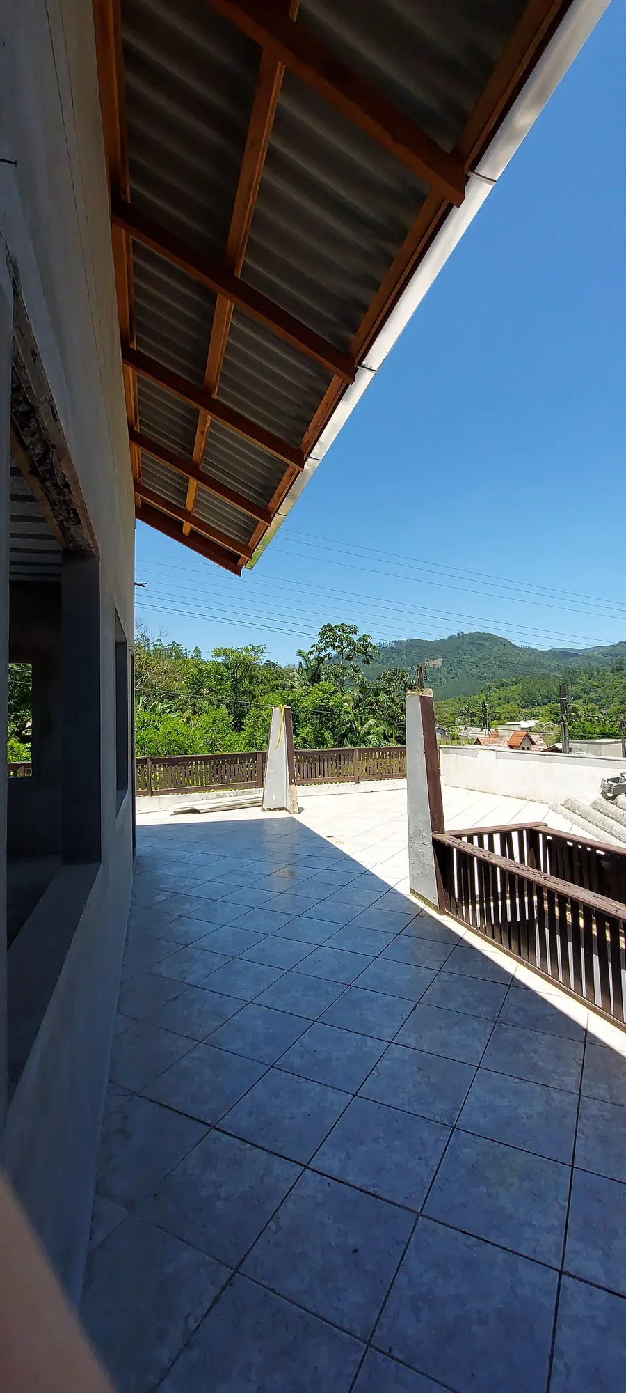 Casa 2 dormitórios mais amplo sótão que serve para um quarto  escritório ou home teather. - foto 1