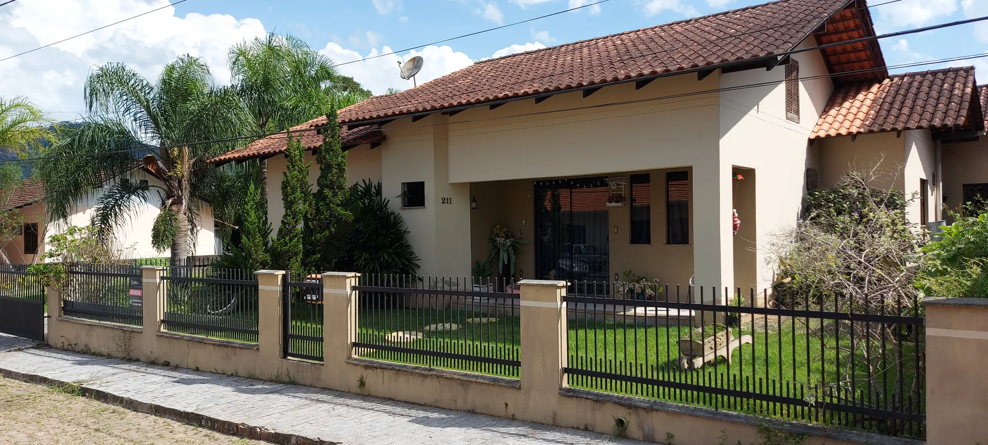 Casa alvenaria 3 amplos dormitórios (sendo uma suíte) 2 vagas de garagem. Terreno 840 m2 - foto 1
