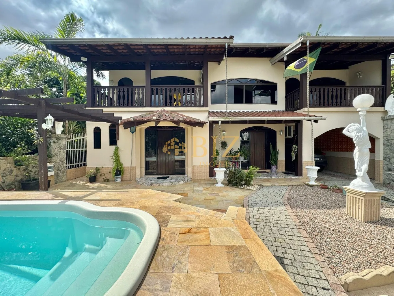 Casa com 5 quartos, sendo 3 suítes, em área nobre do Bairro Garcia! - foto 1