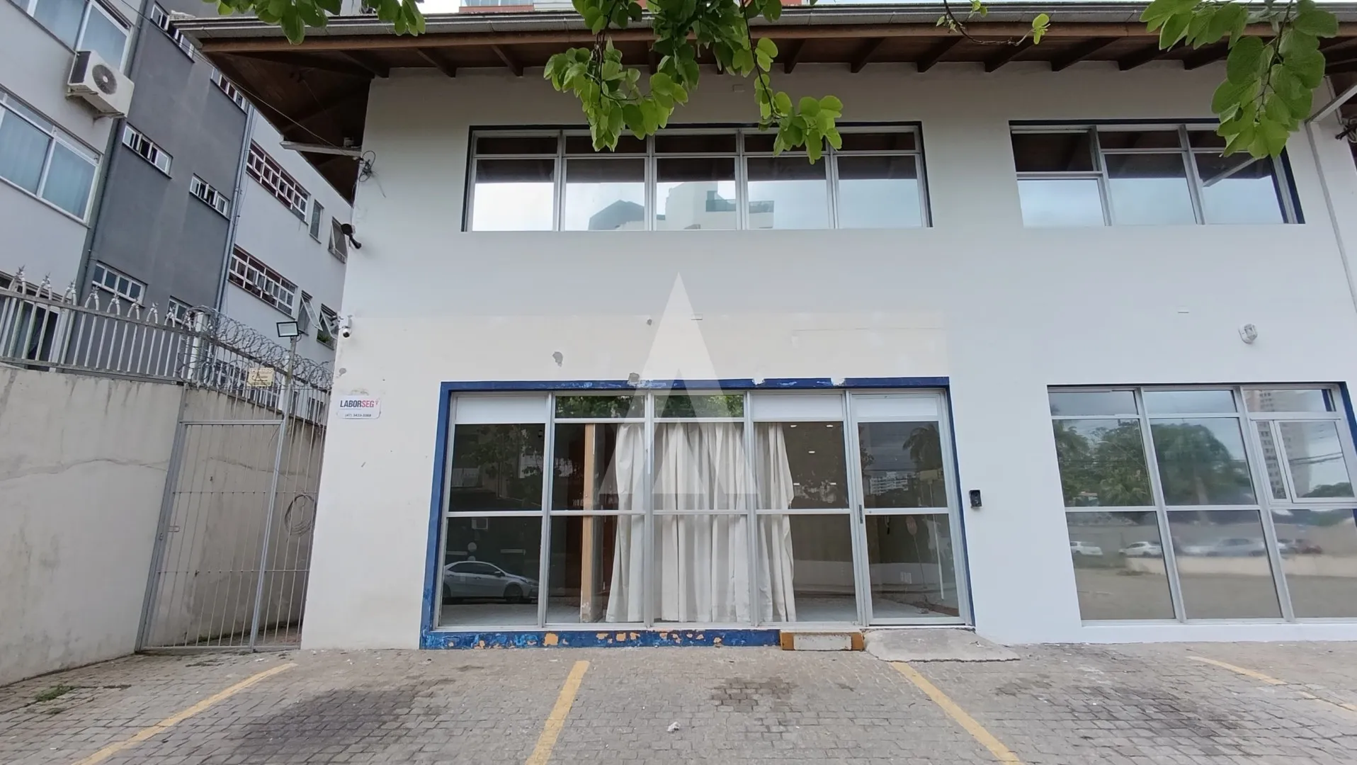 Sala comercial com 6 salas e vagas de garagem no Bairro Anita Garibaldi em Joinville - foto 1